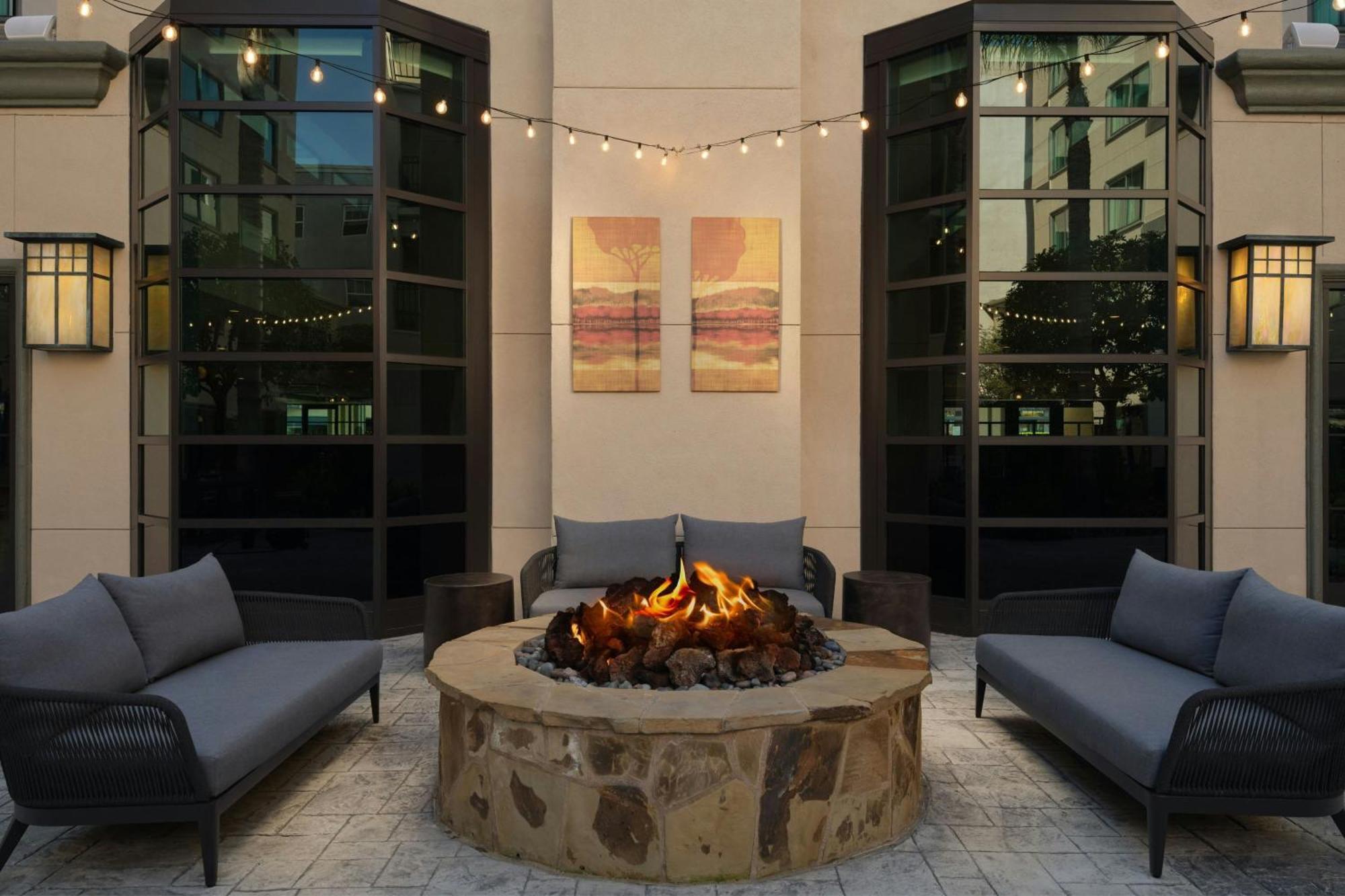 Courtyard By Marriott Los Angeles Pasadena Old Town מראה חיצוני תמונה